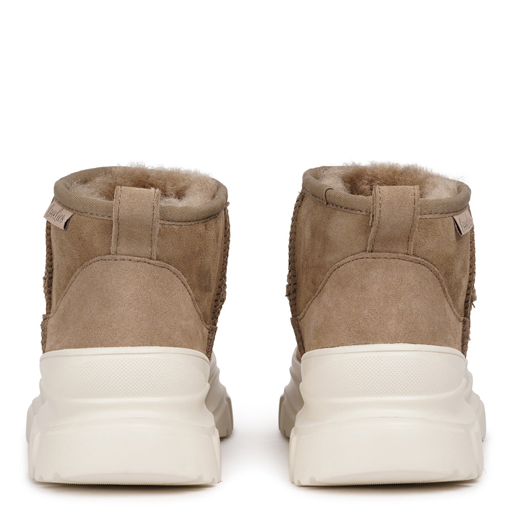 aipana – Low Shearling Boots
Stay warm and effortlessly stylish this season with Lovelies’ Taipana boots — where cozy comfort meets timeless design. Made from soft natural shearling with refined stitching details, these low boots bring a touch of understated luxury to your everyday look.
The lightweight EVA rubber sole adds flexibility and grip, giving you comfort and stability with every step. Perfect for chilly days, Taipana keeps your feet snug, supported, and ready for winter adventures.