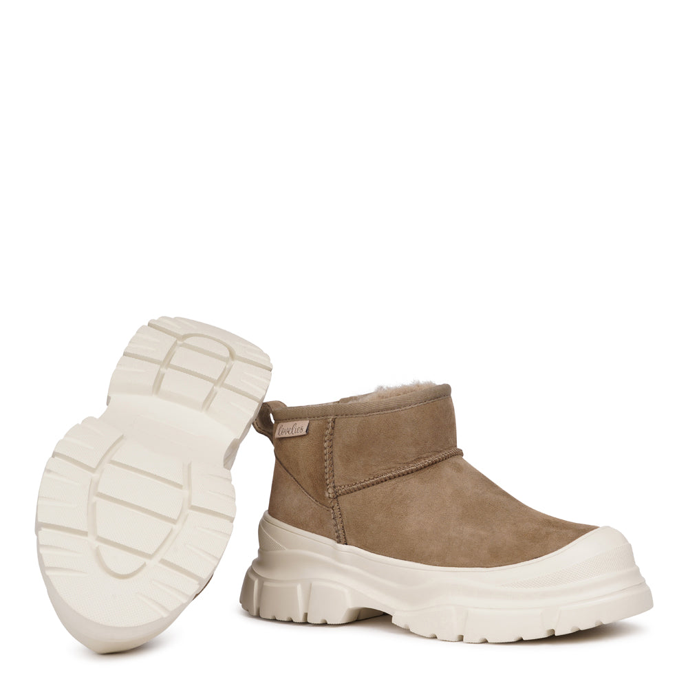 aipana – Low Shearling Boots
Stay warm and effortlessly stylish this season with Lovelies’ Taipana boots — where cozy comfort meets timeless design. Made from soft natural shearling with refined stitching details, these low boots bring a touch of understated luxury to your everyday look.
The lightweight EVA rubber sole adds flexibility and grip, giving you comfort and stability with every step. Perfect for chilly days, Taipana keeps your feet snug, supported, and ready for winter adventures.