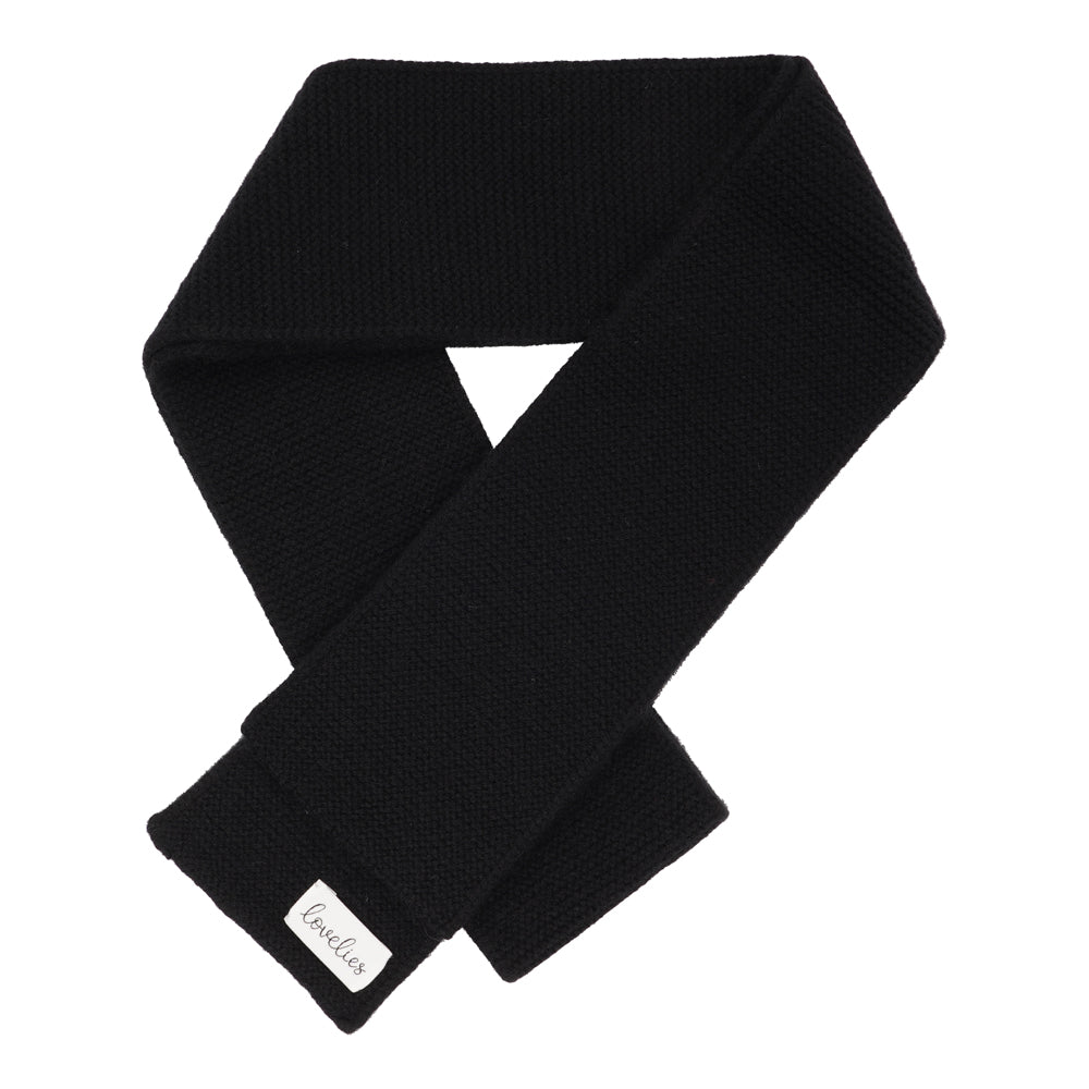 A knitted scarf that transcends the ordinary, seamlessly blending functionality with opulence. Crafted from a harmonious blend of 70% fine wool and 30% cashmere, Titlis stands as a testament to the exquisite fusion of warmth and luxury.  The slim silhouette of this scarf embodies a refined aesthetic, making it an indispensable accessory for those who appreciate both comfort and style.