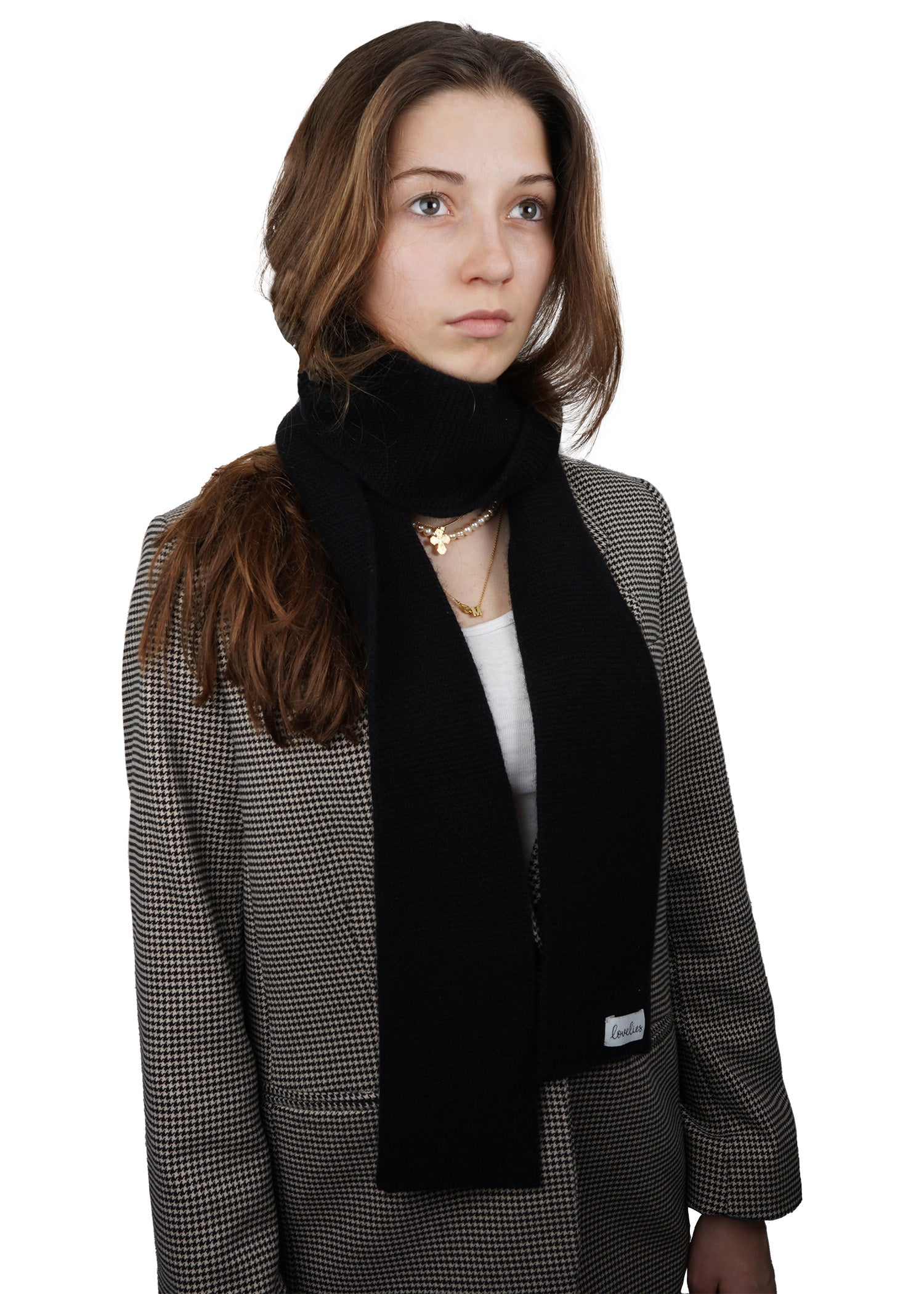 A knitted scarf that transcends the ordinary, seamlessly blending functionality with opulence. Crafted from a harmonious blend of 70% fine wool and 30% cashmere, Titlis stands as a testament to the exquisite fusion of warmth and luxury.  The slim silhouette of this scarf embodies a refined aesthetic, making it an indispensable accessory for those who appreciate both comfort and style. 
