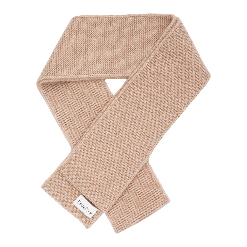 A knitted scarf that transcends the ordinary, seamlessly blending functionality with opulence. Crafted from a harmonious blend of 70% fine wool and 30% cashmere, Titlis stands as a testament to the exquisite fusion of warmth and luxury.  The slim silhouette of this scarf embodies a refined aesthetic, making it an indispensable accessory for those who appreciate both comfort and style.