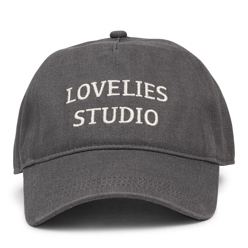 TOLLO - Cotton Cap with Lovelies Embroidery
Top off your look with the Tollo Cap — a classic cotton cap featuring the iconic Lovelies embroidered logo. Effortlessly cool and made for everyday wear, it's the finishing touch your outfit has been waiting for.
With its adjustable back strap, one size truly fits all - so everyone can wear it their way.