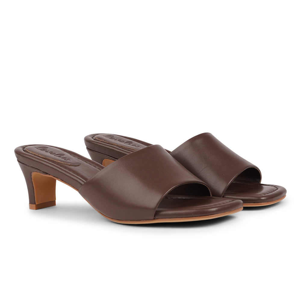 Step into ultimate comfort and feminine elegance with our nappa leather sandals featuring a beautiful wide strap. Indulge in the delicate and soft fabrics that will make you feel both at ease and effortlessly stylish.
These sandals are designed to be versatile, perfectly complementing your feminine dresses or adding a chic touch to your summer skirt. Embrace the comfort and sophistication of these easy-to-go sandals that are destined to become your go-to footwear choice.