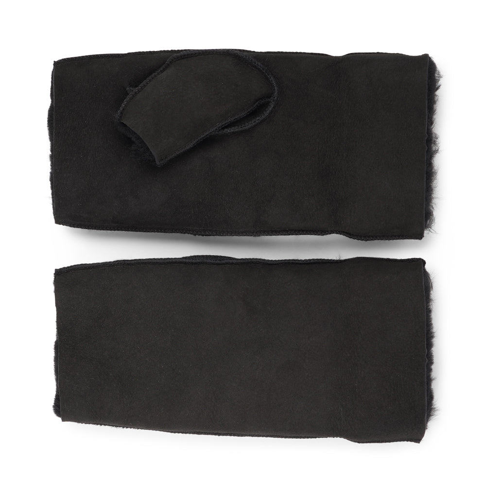 Meet the Uccea Shearling Muffedice—crafted from 100% Australian double-faced shearling for ultimate coziness.
With a soft sheepskin palm and upper, plus a plush sheep fur cuff and lining, these mitts bring serious warmth and style to any winter look.