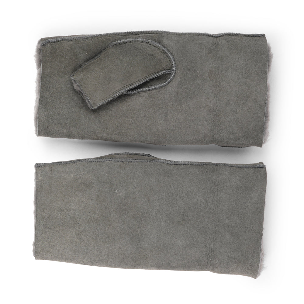 Meet the Uccea Shearling Muffedice—crafted from 100% Australian double-faced shearling for ultimate coziness.
With a soft sheepskin palm and upper, plus a plush sheep fur cuff and lining, these mitts bring serious warmth and style to any winter look.