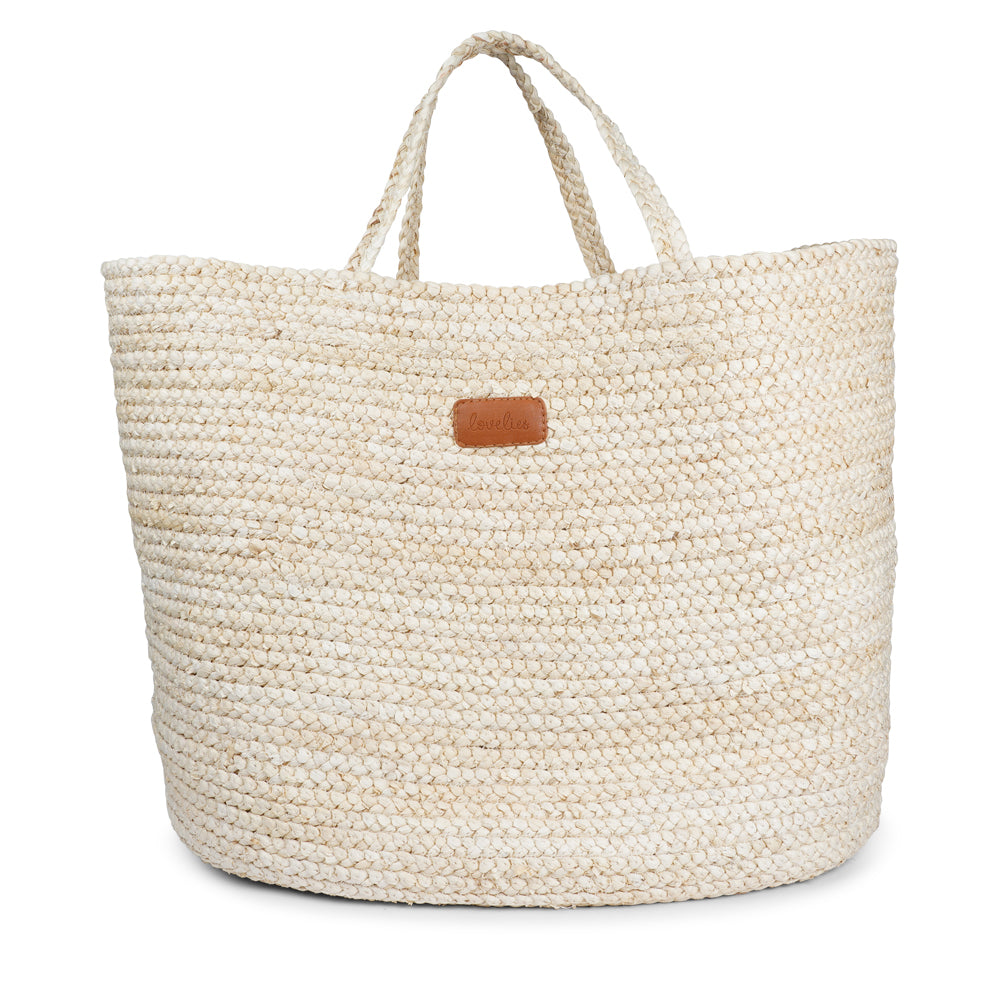 Say hello to your new summer essential. The large Ulimi Maize Bag is handcrafted from 100% natural maize fibers and designed for sunny days at the beach or leisurely strolls through the market.
With its soft cotton lining and a handy inner pocket for your phone or small must-haves, it’s as practical as it is stylish.
Lightweight, breezy, and full of natural charm – this bag brings together effortless style and everyday ease in one beautifully woven piece.