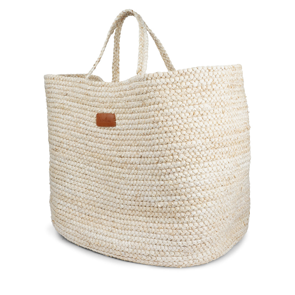 Say hello to your new summer essential. The large Ulimi Maize Bag is handcrafted from 100% natural maize fibers and designed for sunny days at the beach or leisurely strolls through the market.
With its soft cotton lining and a handy inner pocket for your phone or small must-haves, it’s as practical as it is stylish.
Lightweight, breezy, and full of natural charm – this bag brings together effortless style and everyday ease in one beautifully woven piece.