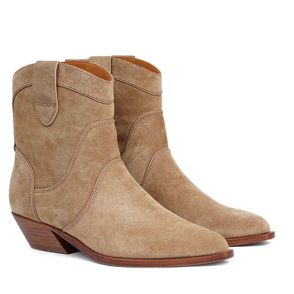 The Valso Boots feature a sleek and stylish upper crafted from premium Italian leather, offering a snug fit with effortless ease. Designed for durability, the sturdy leather sole adds a refined touch that stands the test of time.
Inside, the soft, high-quality cowhide leather lining ensures all-day comfort, keeping your feet feeling fresh and breathable. Timeless, versatile, and built to last—Valso is the perfect blend of elegance and practicality.