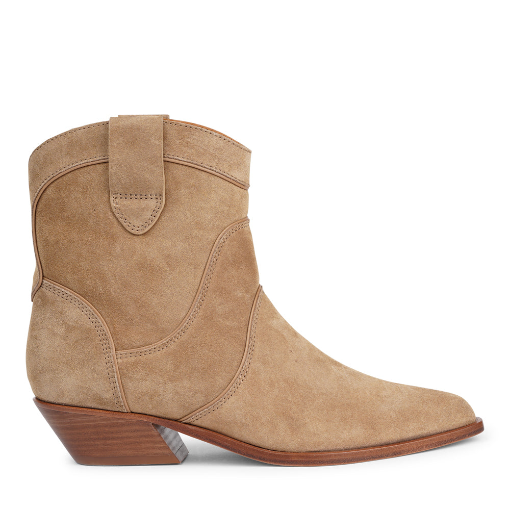 The Valso Boots feature a sleek and stylish upper crafted from premium Italian leather, offering a snug fit with effortless ease. Designed for durability, the sturdy leather sole adds a refined touch that stands the test of time.
Inside, the soft, high-quality cowhide leather lining ensures all-day comfort, keeping your feet feeling fresh and breathable. Timeless, versatile, and built to last—Valso is the perfect blend of elegance and practicality.