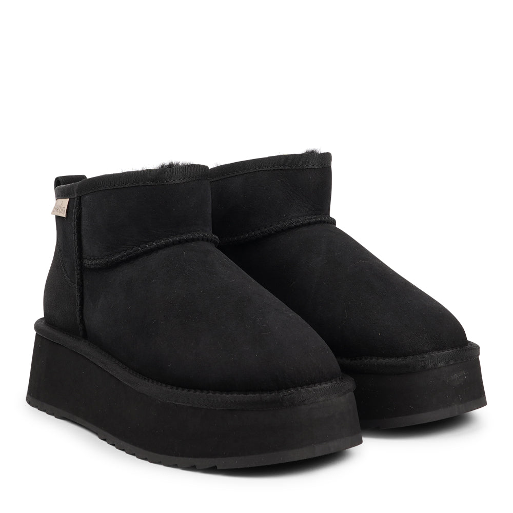 Lovelies Studio - Designed for your ultimate comfort, these luxurious shearling boots are the perfect winter companions. Featuring soft, durable rubber soles, they ensure you can step through the colder months with confidence, keeping your feet well-protected from the elements.
But Vens offers more than just practicality—these boots blend warmth and style seamlessly, making them as fashionable as they are functional.