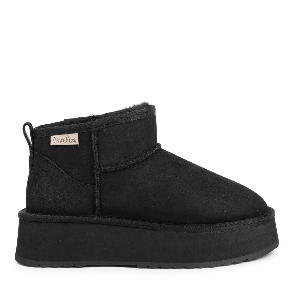 Lovelies Studio - Designed for your ultimate comfort, these luxurious shearling boots are the perfect winter companions. Featuring soft, durable rubber soles, they ensure you can step through the colder months with confidence, keeping your feet well-protected from the elements.
But Vens offers more than just practicality—these boots blend warmth and style seamlessly, making them as fashionable as they are functional.