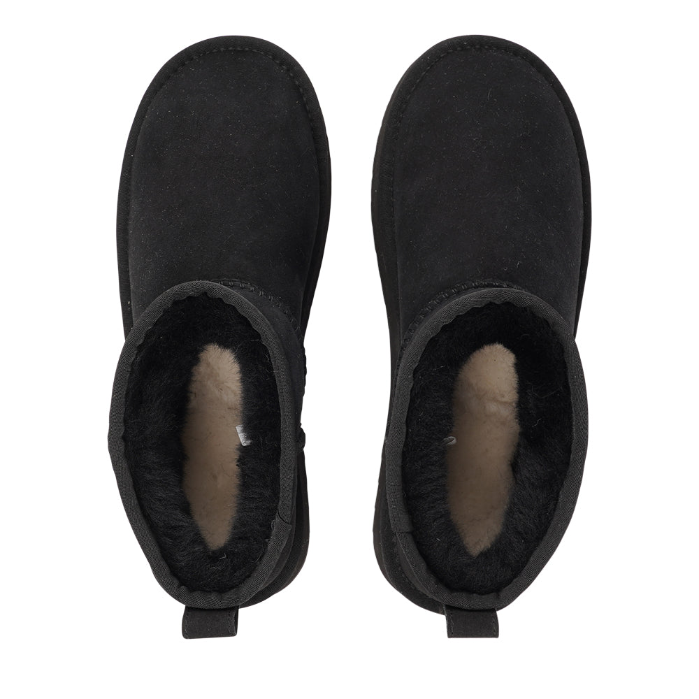 Lovelies Studio - Designed for your ultimate comfort, these luxurious shearling boots are the perfect winter companions. Featuring soft, durable rubber soles, they ensure you can step through the colder months with confidence, keeping your feet well-protected from the elements.
But Vens offers more than just practicality—these boots blend warmth and style seamlessly, making them as fashionable as they are functional.
