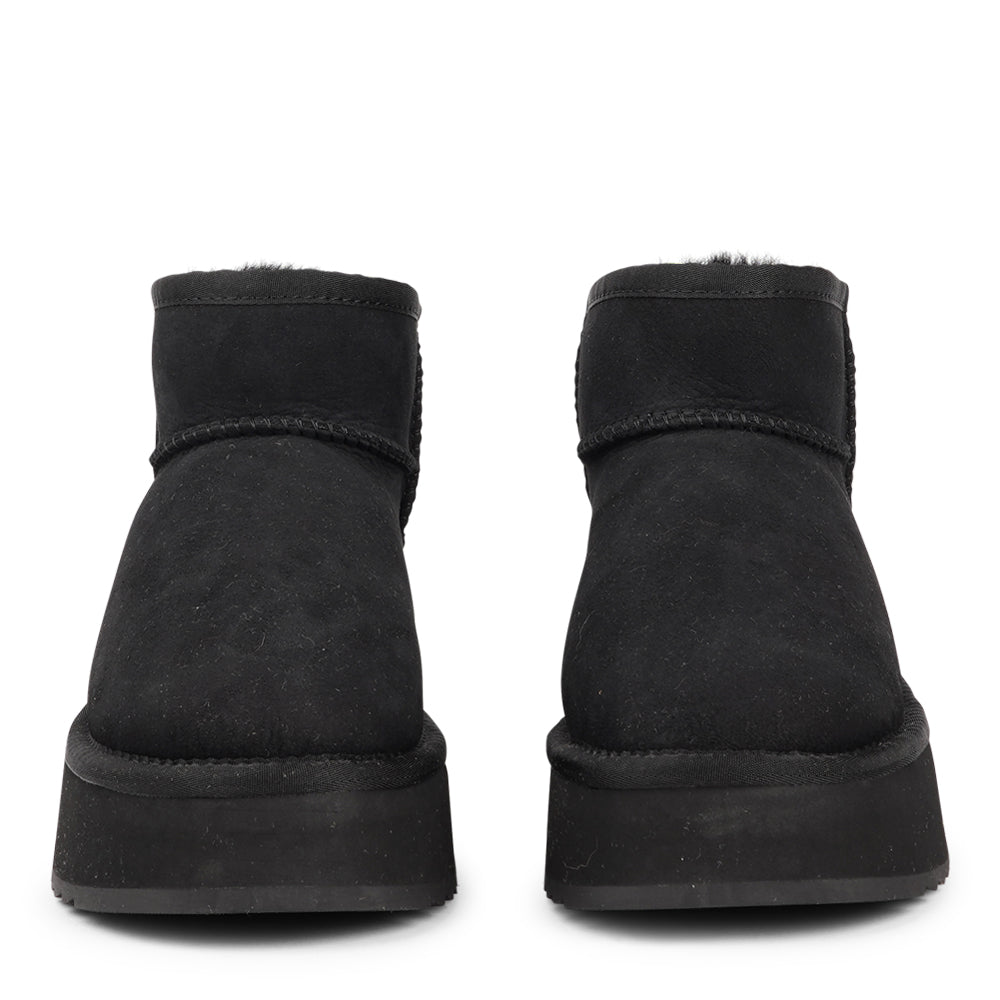 Lovelies Studio - Designed for your ultimate comfort, these luxurious shearling boots are the perfect winter companions. Featuring soft, durable rubber soles, they ensure you can step through the colder months with confidence, keeping your feet well-protected from the elements.
But Vens offers more than just practicality—these boots blend warmth and style seamlessly, making them as fashionable as they are functional.