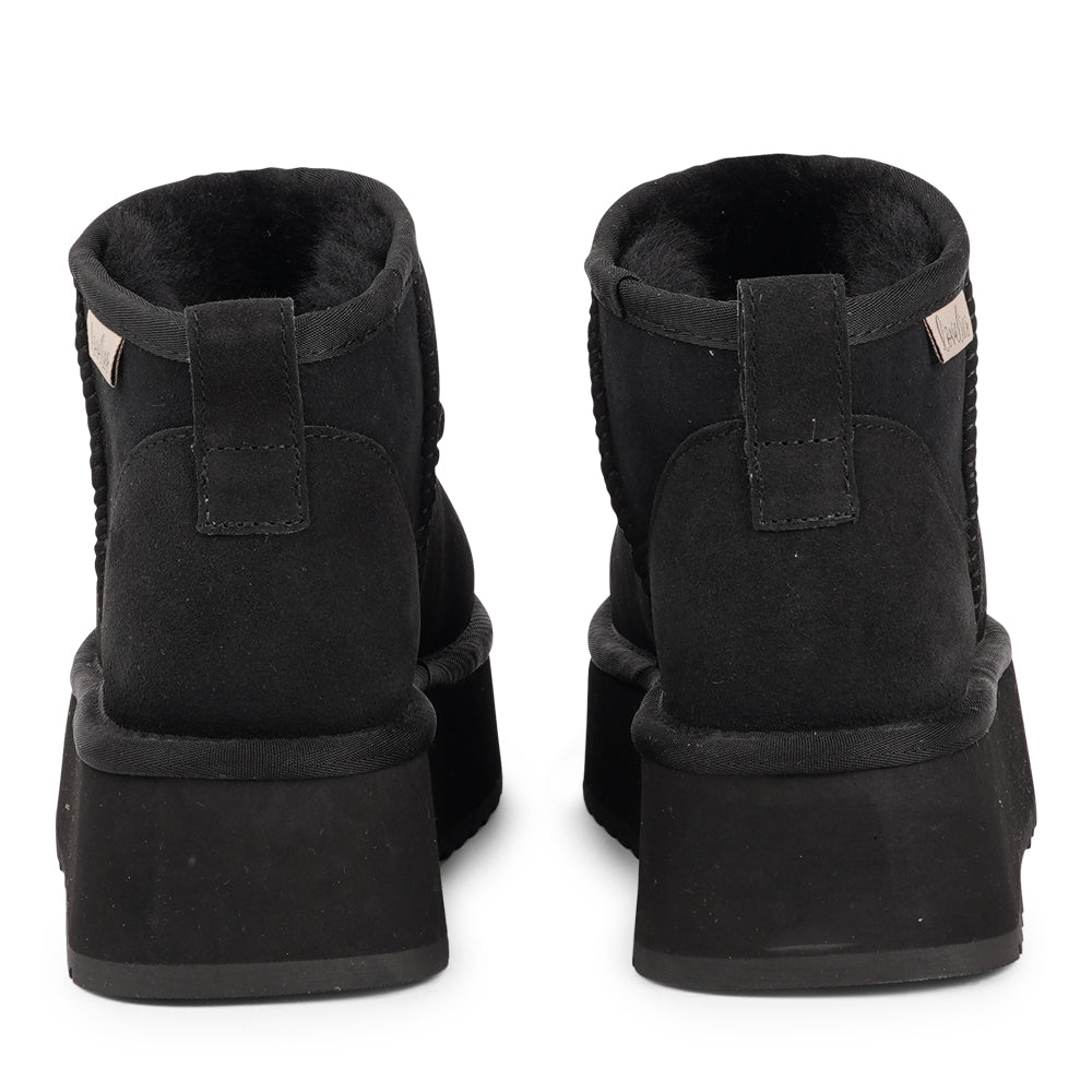 Lovelies Studio - Designed for your ultimate comfort, these luxurious shearling boots are the perfect winter companions. Featuring soft, durable rubber soles, they ensure you can step through the colder months with confidence, keeping your feet well-protected from the elements.
But Vens offers more than just practicality—these boots blend warmth and style seamlessly, making them as fashionable as they are functional.