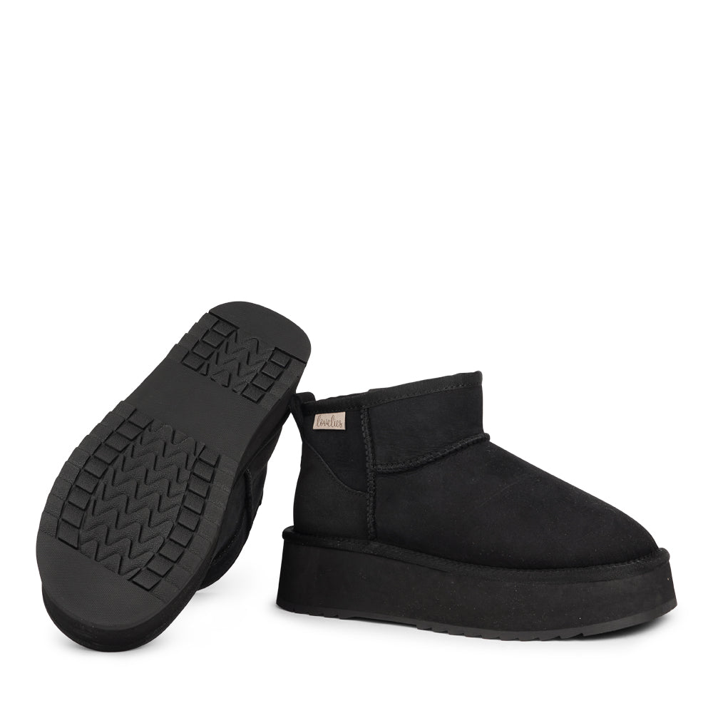 Lovelies Studio - Designed for your ultimate comfort, these luxurious shearling boots are the perfect winter companions. Featuring soft, durable rubber soles, they ensure you can step through the colder months with confidence, keeping your feet well-protected from the elements.
But Vens offers more than just practicality—these boots blend warmth and style seamlessly, making them as fashionable as they are functional.