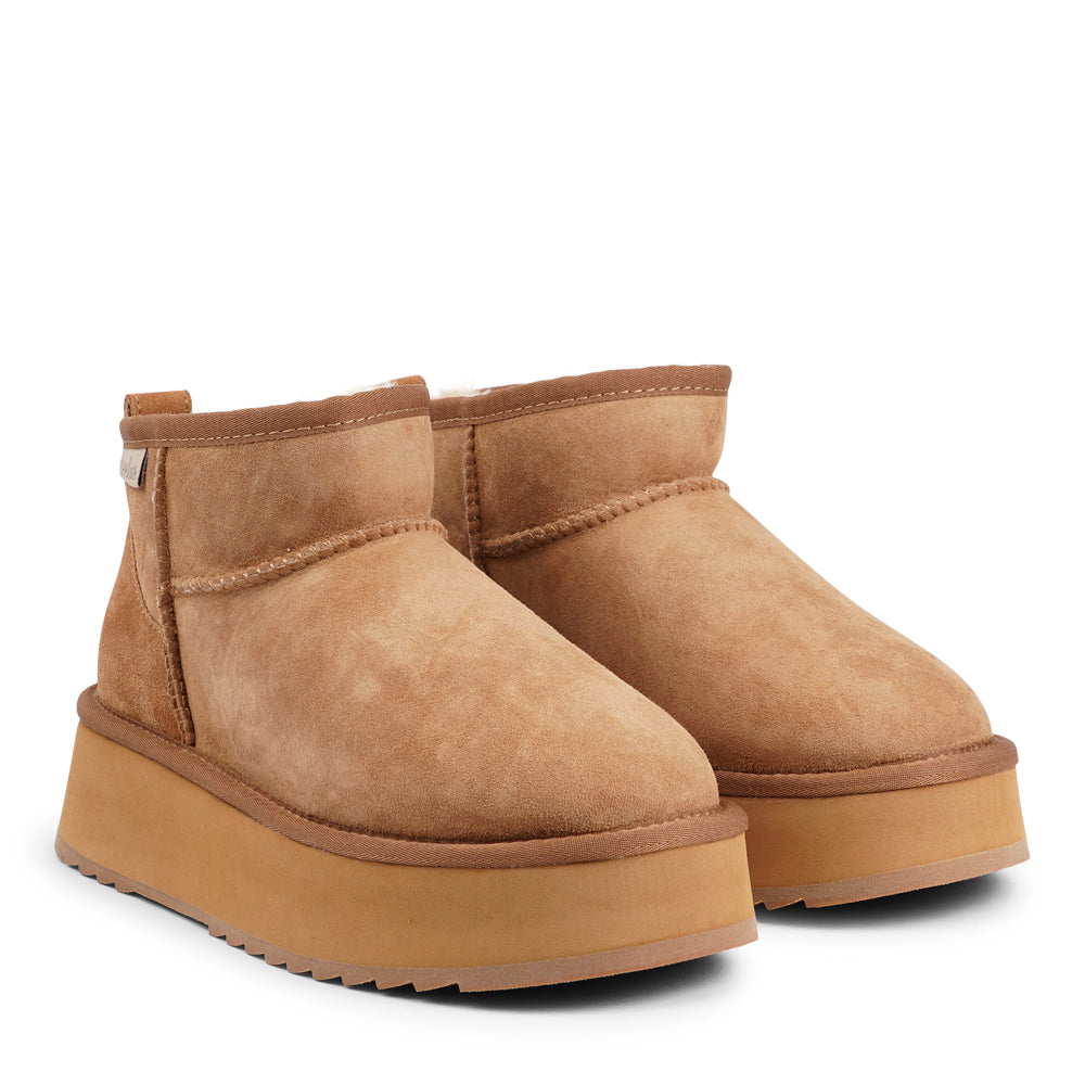Lovelies Studio - Designed for your ultimate comfort, these luxurious shearling boots are the perfect winter companions. Featuring soft, durable rubber soles, they ensure you can step through the colder months with confidence, keeping your feet well-protected from the elements.
But Vens offers more than just practicality—these boots blend warmth and style seamlessly, making them as fashionable as they are functional.
