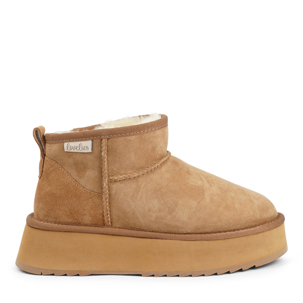 Lovelies Studio - Designed for your ultimate comfort, these luxurious shearling boots are the perfect winter companions. Featuring soft, durable rubber soles, they ensure you can step through the colder months with confidence, keeping your feet well-protected from the elements.
But Vens offers more than just practicality—these boots blend warmth and style seamlessly, making them as fashionable as they are functional.