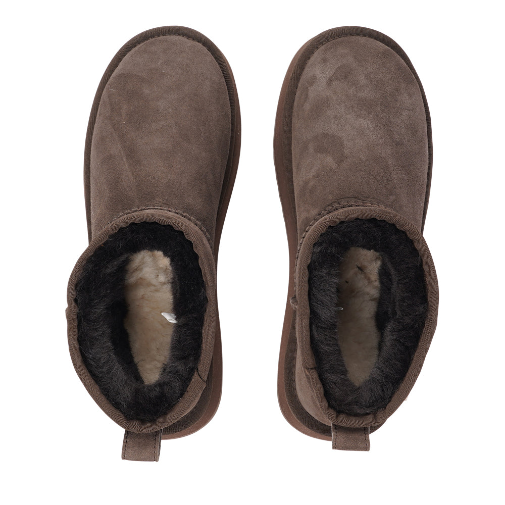 Lovelies Studio - Designed for your ultimate comfort, these luxurious shearling boots are the perfect winter companions. Featuring soft, durable rubber soles, they ensure you can step through the colder months with confidence, keeping your feet well-protected from the elements.
But Vens offers more than just practicality—these boots blend warmth and style seamlessly, making them as fashionable as they are functional.