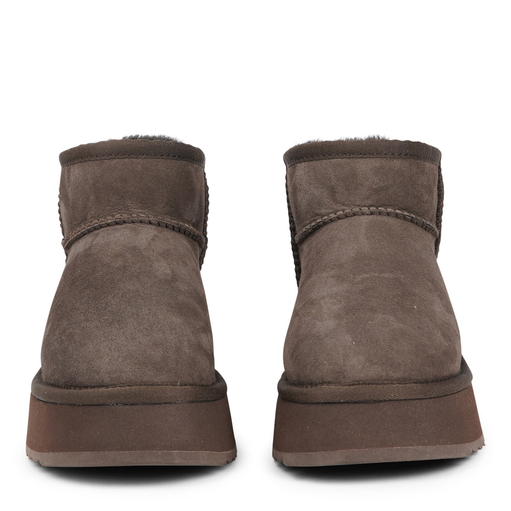 Lovelies Studio - Designed for your ultimate comfort, these luxurious shearling boots are the perfect winter companions. Featuring soft, durable rubber soles, they ensure you can step through the colder months with confidence, keeping your feet well-protected from the elements.
But Vens offers more than just practicality—these boots blend warmth and style seamlessly, making them as fashionable as they are functional.