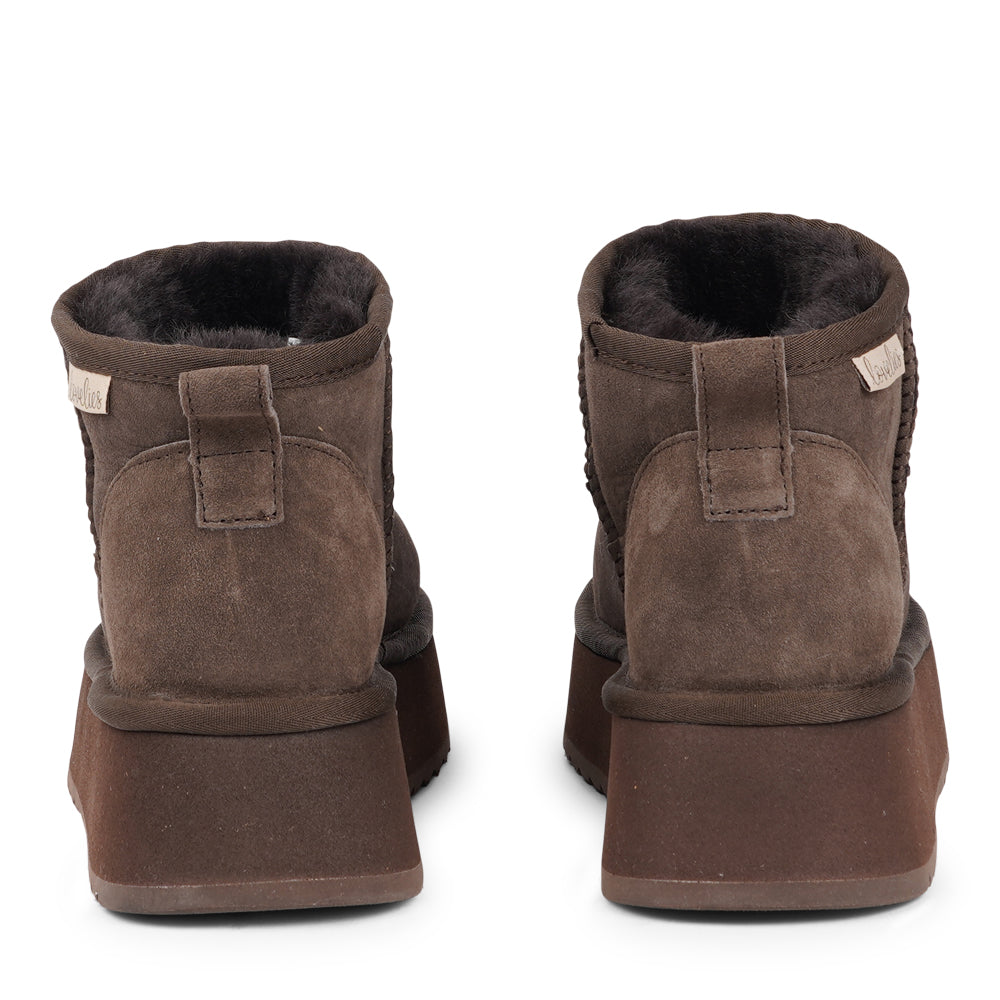Lovelies Studio - Designed for your ultimate comfort, these luxurious shearling boots are the perfect winter companions. Featuring soft, durable rubber soles, they ensure you can step through the colder months with confidence, keeping your feet well-protected from the elements.
But Vens offers more than just practicality—these boots blend warmth and style seamlessly, making them as fashionable as they are functional.