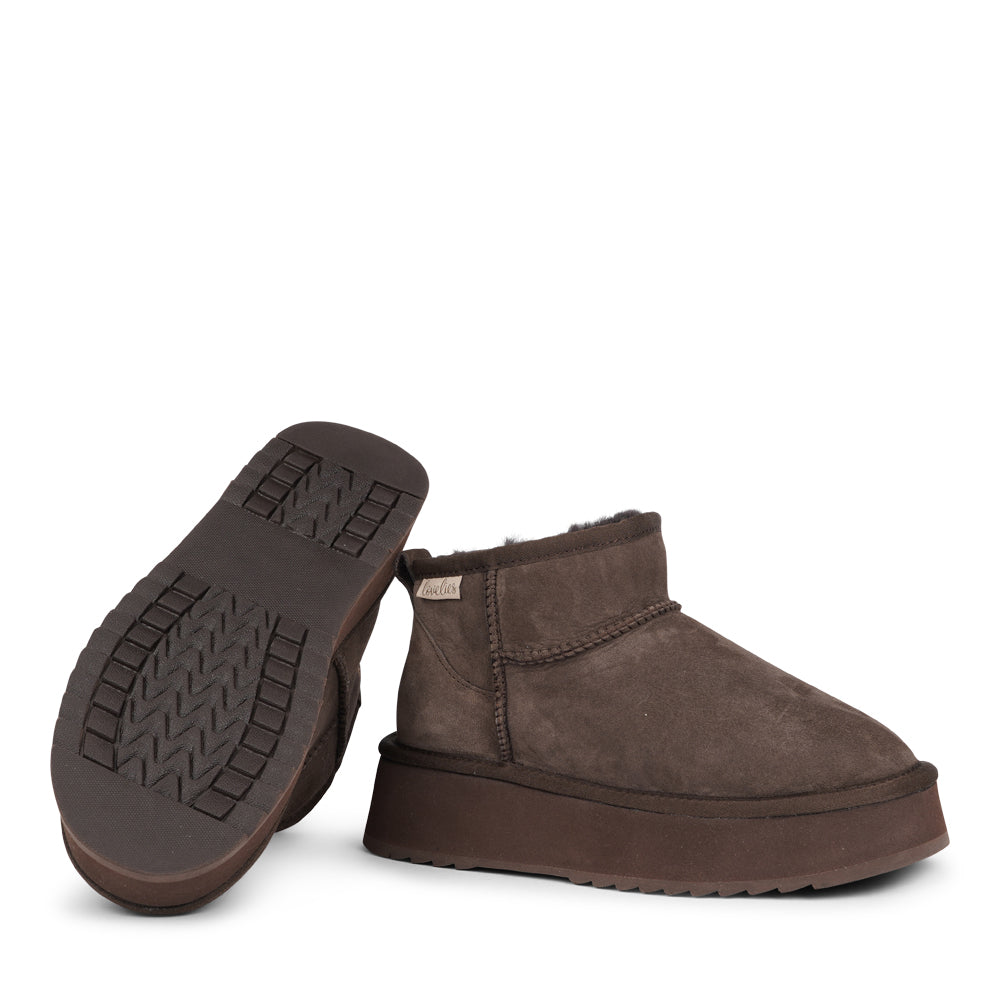 Lovelies Studio - Designed for your ultimate comfort, these luxurious shearling boots are the perfect winter companions. Featuring soft, durable rubber soles, they ensure you can step through the colder months with confidence, keeping your feet well-protected from the elements.
But Vens offers more than just practicality—these boots blend warmth and style seamlessly, making them as fashionable as they are functional.