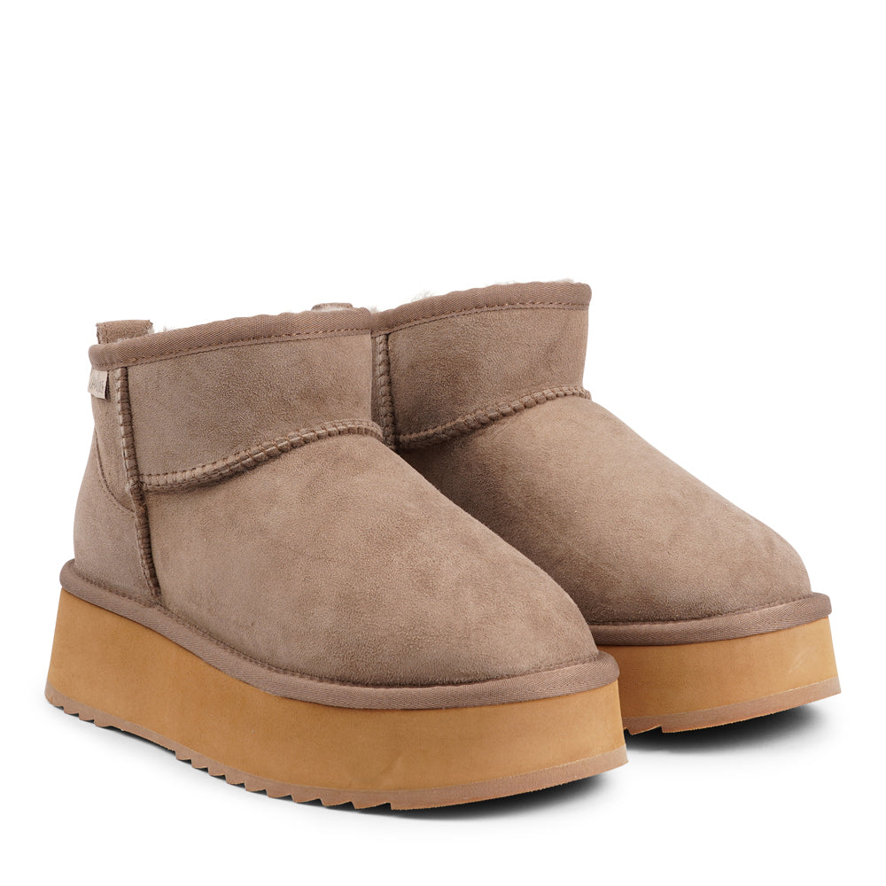 Lovelies Studio - Designed for your ultimate comfort, these luxurious shearling boots are the perfect winter companions. Featuring soft, durable rubber soles, they ensure you can step through the colder months with confidence, keeping your feet well-protected from the elements.
But Vens offers more than just practicality—these boots blend warmth and style seamlessly, making them as fashionable as they are functional.