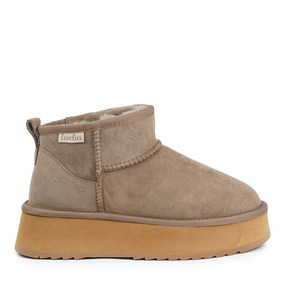 Lovelies Studio - Designed for your ultimate comfort, these luxurious shearling boots are the perfect winter companions. Featuring soft, durable rubber soles, they ensure you can step through the colder months with confidence, keeping your feet well-protected from the elements.
But Vens offers more than just practicality—these boots blend warmth and style seamlessly, making them as fashionable as they are functional.