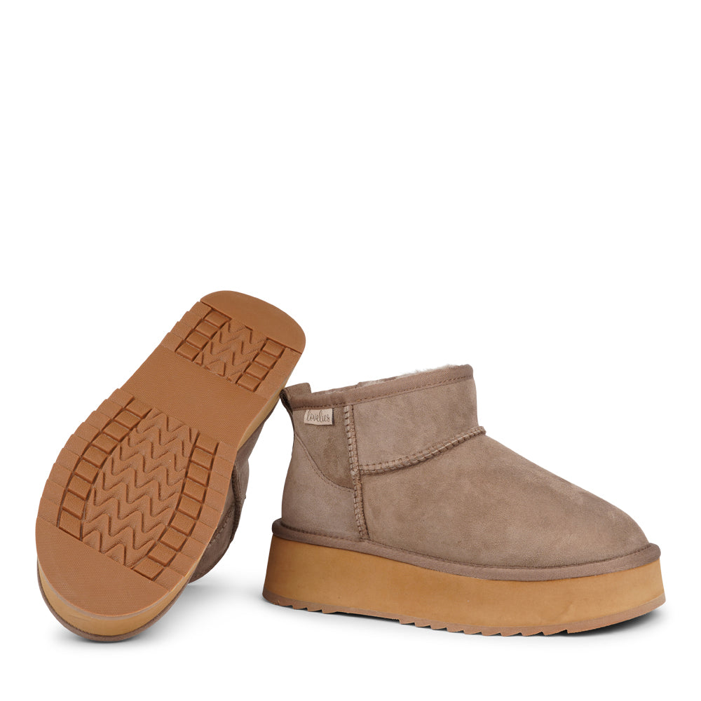 Lovelies Studio - Designed for your ultimate comfort, these luxurious shearling boots are the perfect winter companions. Featuring soft, durable rubber soles, they ensure you can step through the colder months with confidence, keeping your feet well-protected from the elements.
But Vens offers more than just practicality—these boots blend warmth and style seamlessly, making them as fashionable as they are functional.
