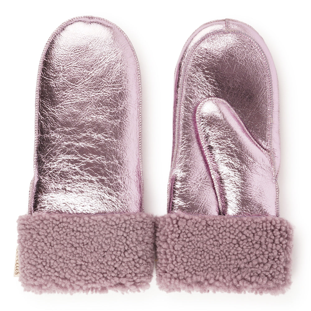Lovelies Studio - The trendy Vinson mittens are made of 100% Australian shearling.
The palm and upper are soft sheep skin and the beautiful cuff and the lining are curly sheep fur. The thumb is made with only one side sawing for the best comfort and style.
Our Vinson mittens are extra long which means that you can fold and wear them in 4 different ways.