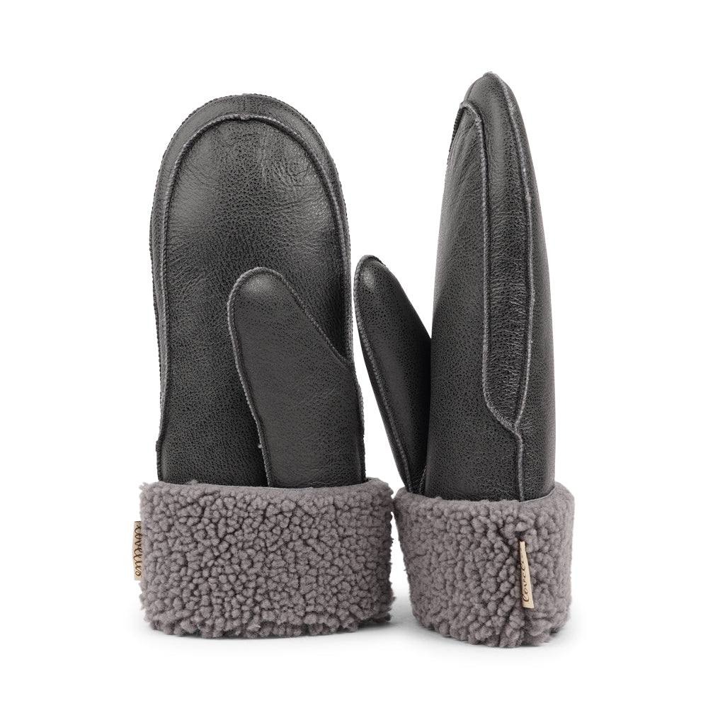 The trendy Vinson mittens are made of 100% Australian shearling.
The palm and upper are soft sheep skin and the beautiful cuff and the lining are curly sheep fur. The thumb is made with only one side sawing for the best comfort and style.
Our Vinson mittens are extra long which means that you can fold and wear them in 4 different ways.
with a larger and around 7 cm wide cuff
A shorter 4 cm cuff which gives the mittens a lightly different look.
A super short 1 cm cuff which gives you a 29 cm lo