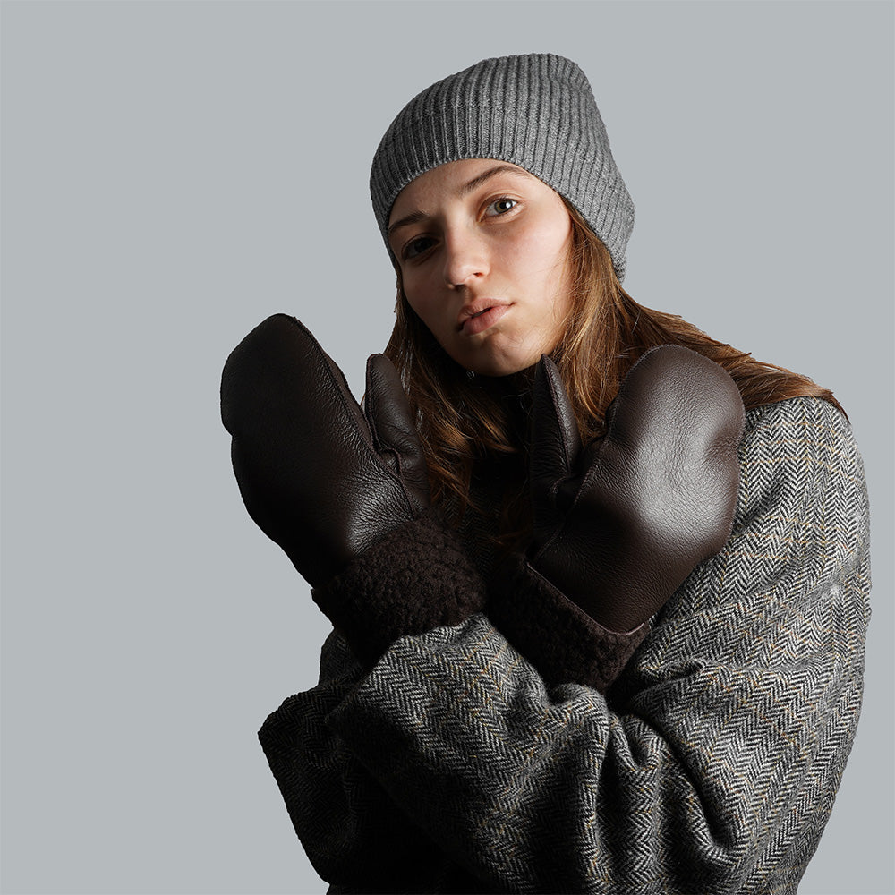 Lovelies Studio - The trendy Vinson mittens are made of 100% Australian shearling.
The palm and upper are soft sheep skin and the beautiful cuff and the lining are curly sheep fur. The thumb is made with only one side sawing for the best comfort and style.
Our Vinson mittens are extra long which means that you can fold and wear them in 4 different ways.
with a larger and around 7 cm wide cuff
A shorter 4 cm cuff which gives the mittens a lightly different look.