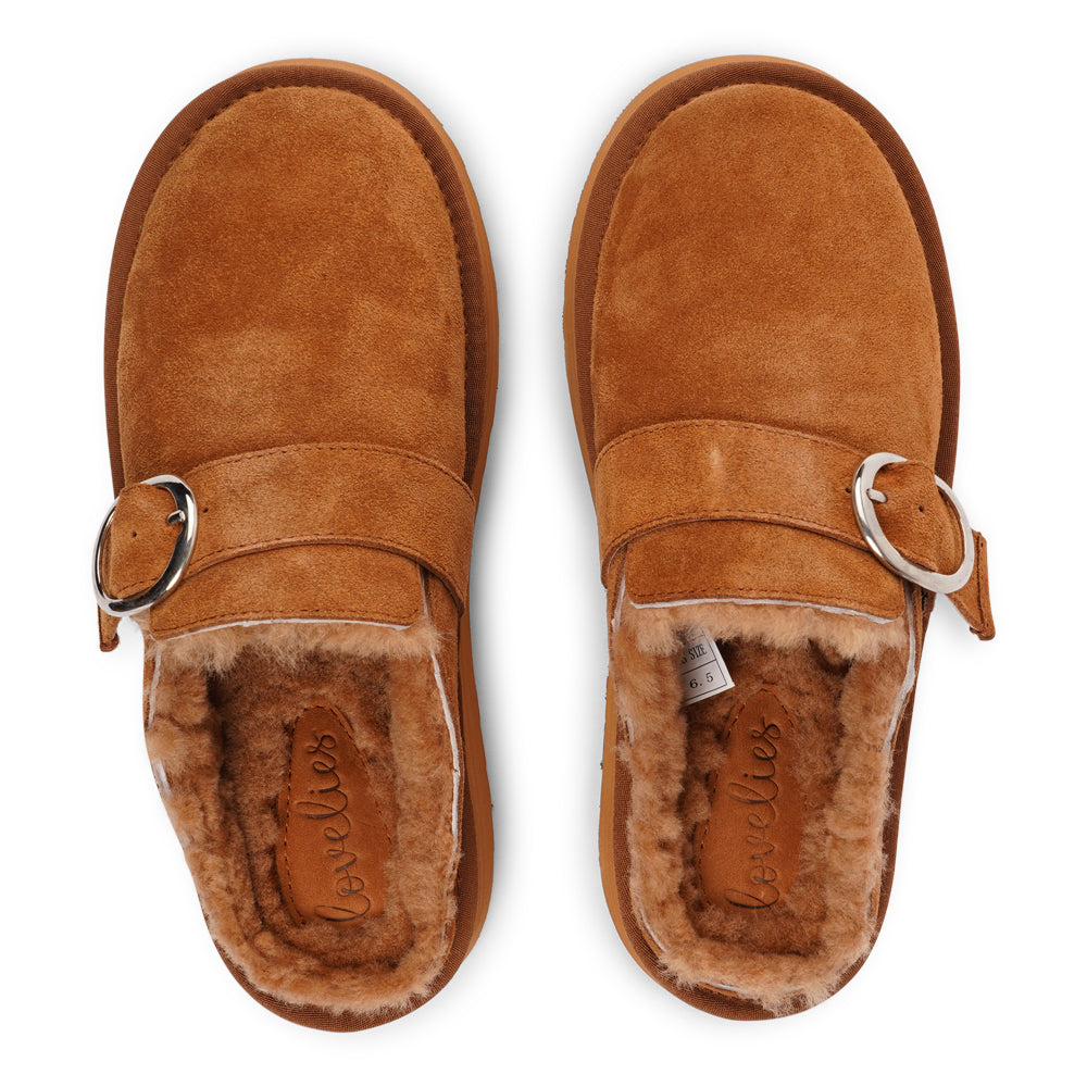 At the heart of the Viso mules is a 5 cm high platform sole crafted from soft and lightweight EVA. This innovative sole not only offers a stylish lift but also provides exceptional cushioning, ensuring that every step you take feels like walking on air. With a durable rubber sole, you can confidently wear these mules anywhere, from a leisurely stroll to a day of errands. But what truly sets the Viso mules apart is their luxurious shearling lining.