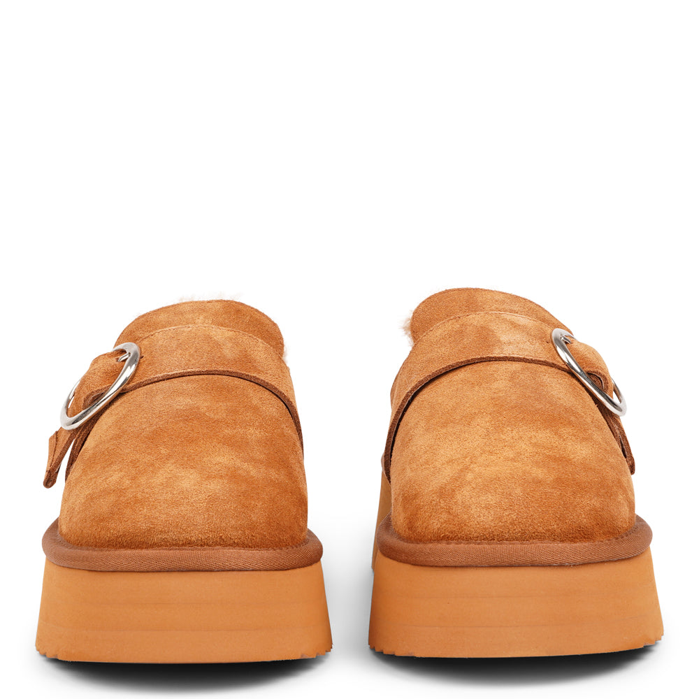 At the heart of the Viso mules is a 5 cm high platform sole crafted from soft and lightweight EVA. This innovative sole not only offers a stylish lift but also provides exceptional cushioning, ensuring that every step you take feels like walking on air. With a durable rubber sole, you can confidently wear these mules anywhere, from a leisurely stroll to a day of errands. But what truly sets the Viso mules apart is their luxurious shearling lining.