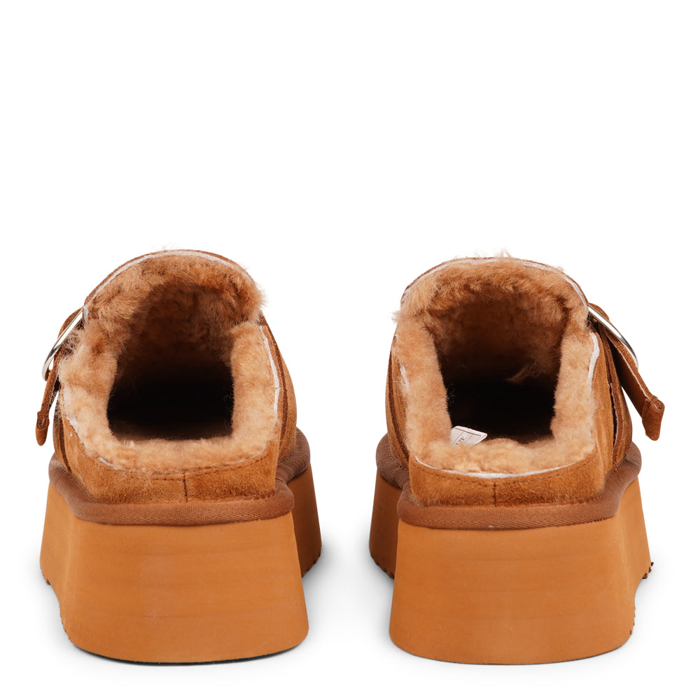 At the heart of the Viso mules is a 5 cm high platform sole crafted from soft and lightweight EVA. This innovative sole not only offers a stylish lift but also provides exceptional cushioning, ensuring that every step you take feels like walking on air. With a durable rubber sole, you can confidently wear these mules anywhere, from a leisurely stroll to a day of errands. But what truly sets the Viso mules apart is their luxurious shearling lining.