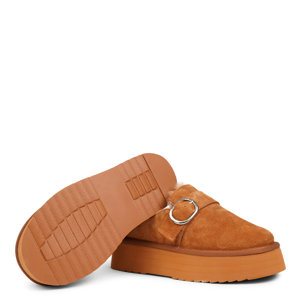 At the heart of the Viso mules is a 5 cm high platform sole crafted from soft and lightweight EVA. This innovative sole not only offers a stylish lift but also provides exceptional cushioning, ensuring that every step you take feels like walking on air. With a durable rubber sole, you can confidently wear these mules anywhere, from a leisurely stroll to a day of errands. But what truly sets the Viso mules apart is their luxurious shearling lining.