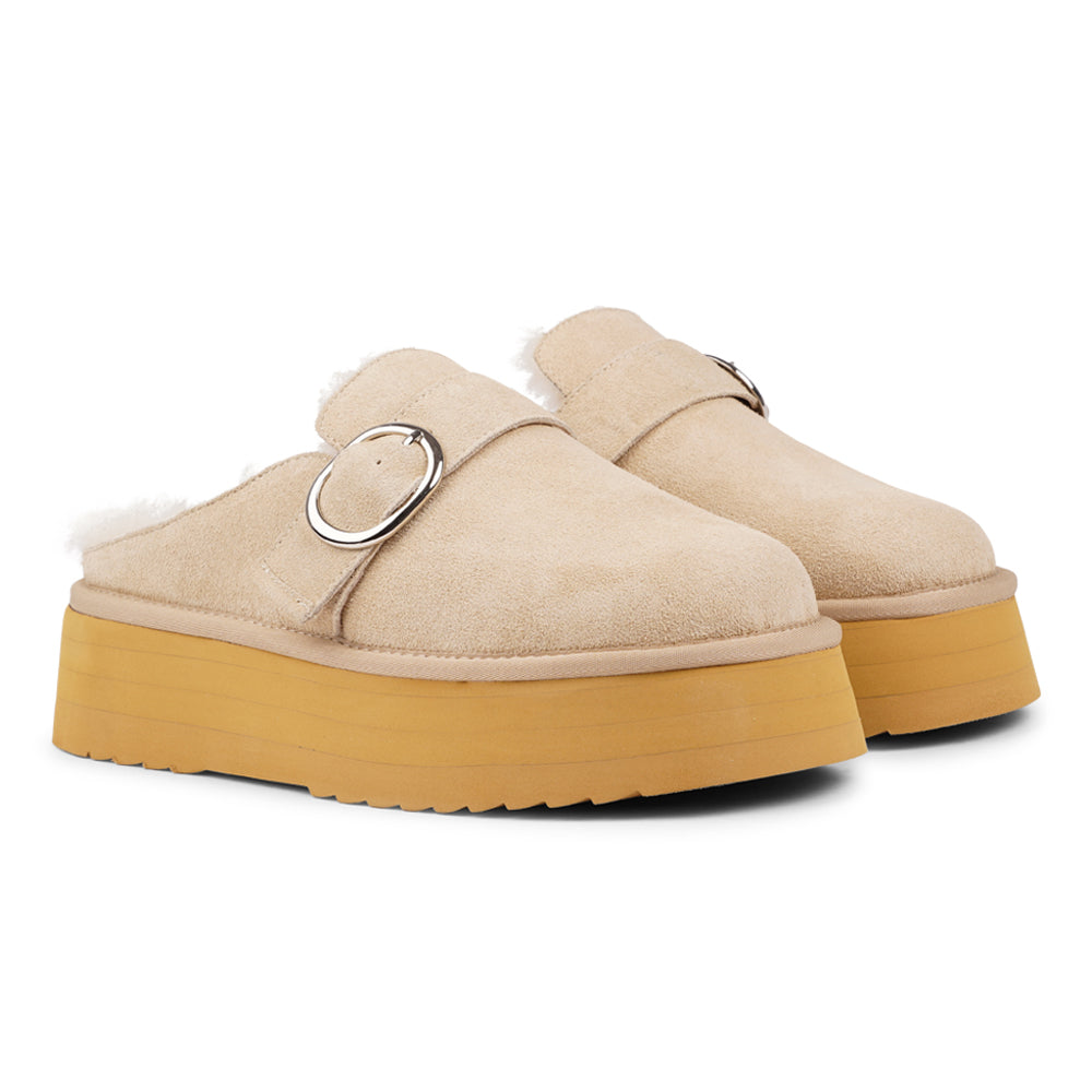 At the heart of the Viso mules is a 5 cm high platform sole crafted from soft and lightweight EVA. This innovative sole not only offers a stylish lift but also provides exceptional cushioning, ensuring that every step you take feels like walking on air. With a durable rubber sole, you can confidently wear these mules anywhere, from a leisurely stroll to a day of errands.
But what truly sets the Viso mules apart is their luxurious shearling lining. As the days grow cooler, these mules promise to keep your f