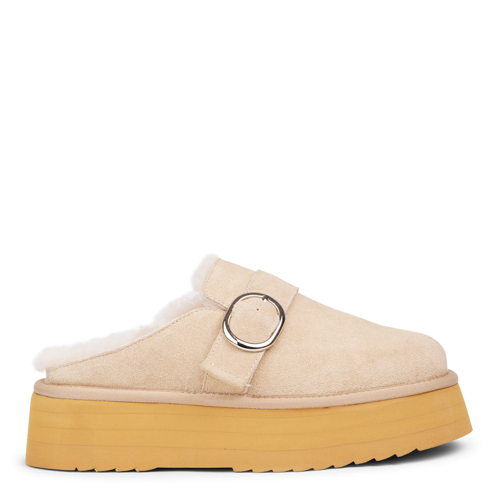 At the heart of the Viso mules is a 5 cm high platform sole crafted from soft and lightweight EVA. This innovative sole not only offers a stylish lift but also provides exceptional cushioning, ensuring that every step you take feels like walking on air. With a durable rubber sole, you can confidently wear these mules anywhere, from a leisurely stroll to a day of errands.
But what truly sets the Viso mules apart is their luxurious shearling lining. As the days grow cooler, these mules promise to keep your f