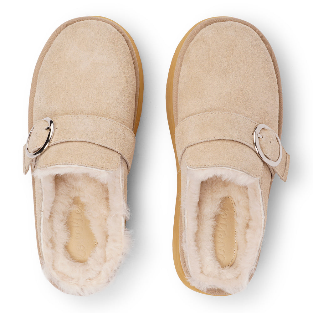 At the heart of the Viso mules is a 5 cm high platform sole crafted from soft and lightweight EVA. This innovative sole not only offers a stylish lift but also provides exceptional cushioning, ensuring that every step you take feels like walking on air. With a durable rubber sole, you can confidently wear these mules anywhere, from a leisurely stroll to a day of errands.
But what truly sets the Viso mules apart is their luxurious shearling lining. As the days grow cooler, these mules promise to keep your f