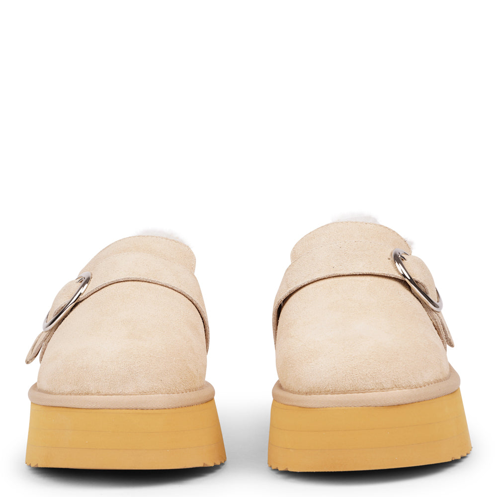 At the heart of the Viso mules is a 5 cm high platform sole crafted from soft and lightweight EVA. This innovative sole not only offers a stylish lift but also provides exceptional cushioning, ensuring that every step you take feels like walking on air. With a durable rubber sole, you can confidently wear these mules anywhere, from a leisurely stroll to a day of errands.
But what truly sets the Viso mules apart is their luxurious shearling lining. As the days grow cooler, these mules promise to keep your f