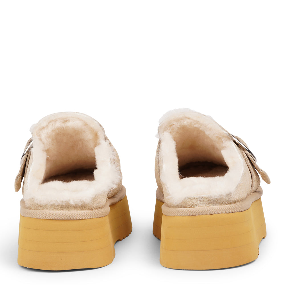 At the heart of the Viso mules is a 5 cm high platform sole crafted from soft and lightweight EVA. This innovative sole not only offers a stylish lift but also provides exceptional cushioning, ensuring that every step you take feels like walking on air. With a durable rubber sole, you can confidently wear these mules anywhere, from a leisurely stroll to a day of errands.
But what truly sets the Viso mules apart is their luxurious shearling lining. As the days grow cooler, these mules promise to keep your f