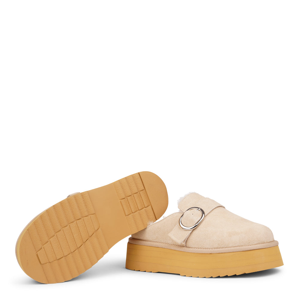 At the heart of the Viso mules is a 5 cm high platform sole crafted from soft and lightweight EVA. This innovative sole not only offers a stylish lift but also provides exceptional cushioning, ensuring that every step you take feels like walking on air. With a durable rubber sole, you can confidently wear these mules anywhere, from a leisurely stroll to a day of errands.
But what truly sets the Viso mules apart is their luxurious shearling lining. As the days grow cooler, these mules promise to keep your f
