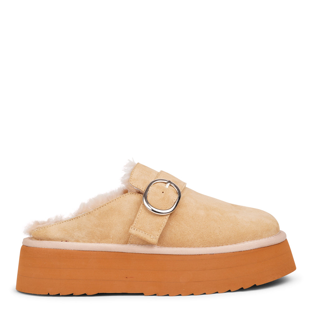 At the heart of the Viso mules is a 5 cm high platform sole crafted from soft and lightweight EVA. This innovative sole not only offers a stylish lift but also provides exceptional cushioning, ensuring that every step you take feels like walking on air. With a durable rubber sole, you can confidently wear these mules anywhere, from a leisurely stroll to a day of errands.
But what truly sets the Viso mules apart is their luxurious shearling lining. As the days grow cooler, these mules promise to keep your f