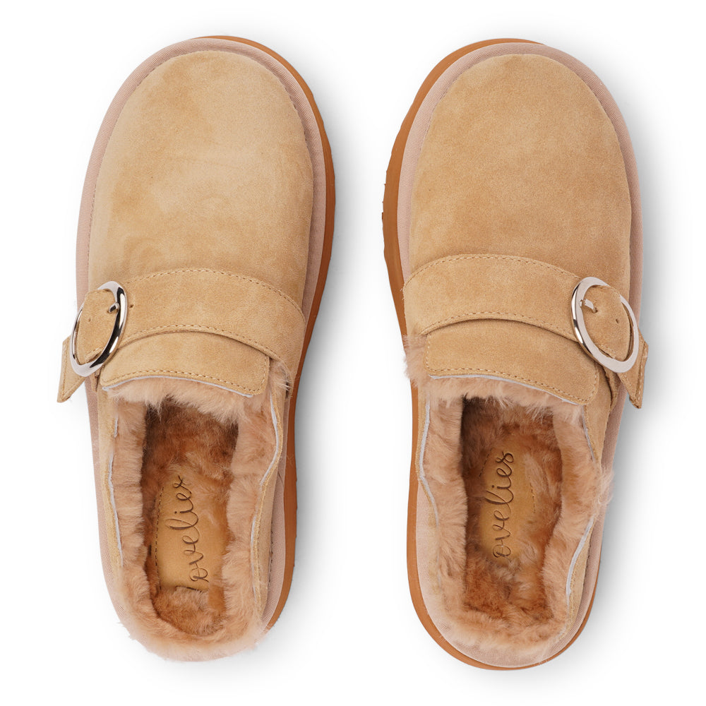 At the heart of the Viso mules is a 5 cm high platform sole crafted from soft and lightweight EVA. This innovative sole not only offers a stylish lift but also provides exceptional cushioning, ensuring that every step you take feels like walking on air. With a durable rubber sole, you can confidently wear these mules anywhere, from a leisurely stroll to a day of errands.
But what truly sets the Viso mules apart is their luxurious shearling lining. As the days grow cooler, these mules promise to keep your f