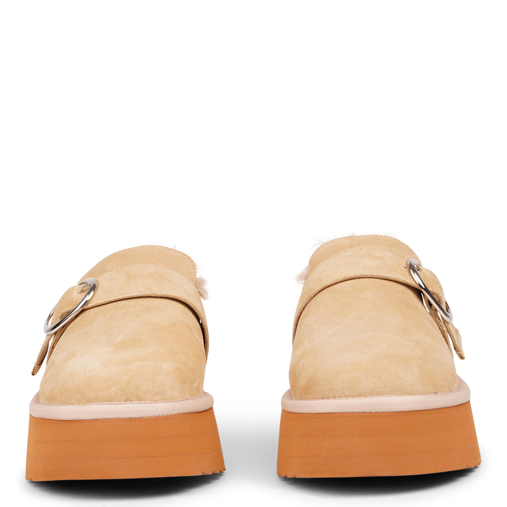 At the heart of the Viso mules is a 5 cm high platform sole crafted from soft and lightweight EVA. This innovative sole not only offers a stylish lift but also provides exceptional cushioning, ensuring that every step you take feels like walking on air. With a durable rubber sole, you can confidently wear these mules anywhere, from a leisurely stroll to a day of errands.
But what truly sets the Viso mules apart is their luxurious shearling lining. As the days grow cooler, these mules promise to keep your f