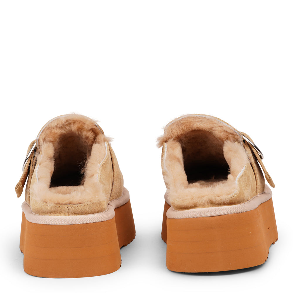 At the heart of the Viso mules is a 5 cm high platform sole crafted from soft and lightweight EVA. This innovative sole not only offers a stylish lift but also provides exceptional cushioning, ensuring that every step you take feels like walking on air. With a durable rubber sole, you can confidently wear these mules anywhere, from a leisurely stroll to a day of errands.
But what truly sets the Viso mules apart is their luxurious shearling lining. As the days grow cooler, these mules promise to keep your f