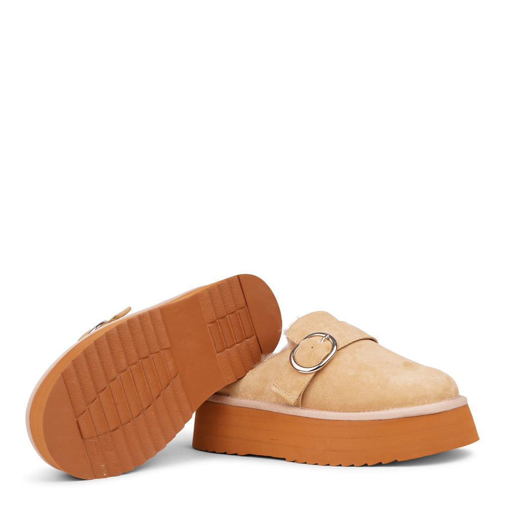 At the heart of the Viso mules is a 5 cm high platform sole crafted from soft and lightweight EVA. This innovative sole not only offers a stylish lift but also provides exceptional cushioning, ensuring that every step you take feels like walking on air. With a durable rubber sole, you can confidently wear these mules anywhere, from a leisurely stroll to a day of errands.
But what truly sets the Viso mules apart is their luxurious shearling lining. As the days grow cooler, these mules promise to keep your f