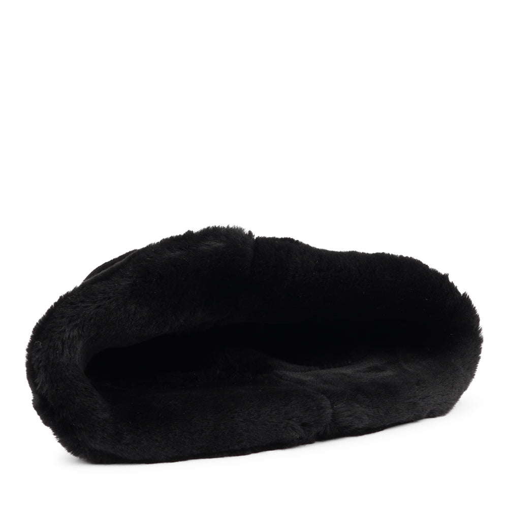 Lovelies StudioMade with 100% Sheepskin. This incredible material balances form with function, offering a chic look with lightweight insulation in the winter and temperature regulation when spring arrives.- Whitney - Shearling hat -