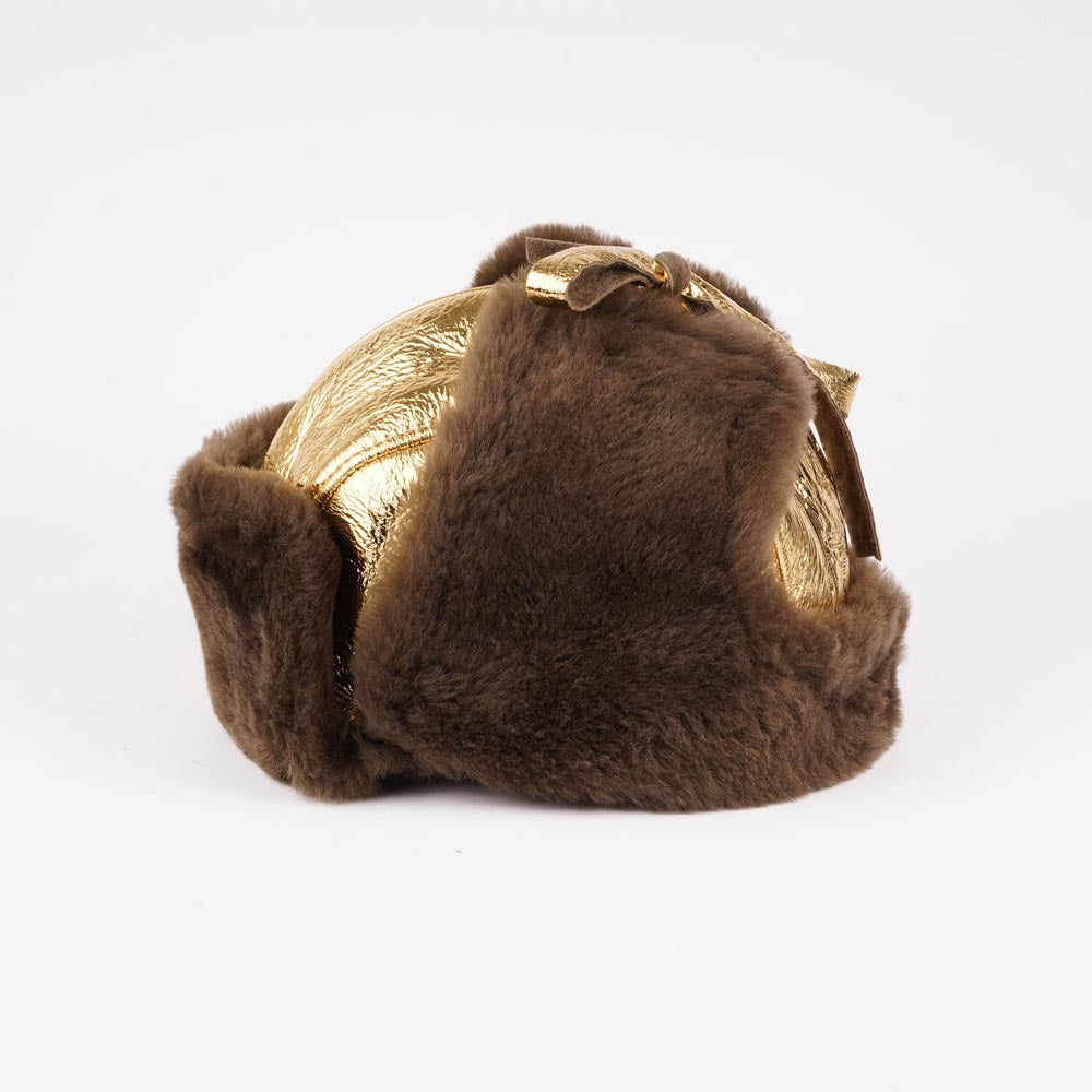 The unique design of the Zhuomala One Side Shearling Hat features a one-sided shearling construction, ensuring both warmth and a distinctive flair. The natural insulating properties of Australian sheepskin make this hat a reliable companion against the winter chill, providing a cocoon of coziness for your head and ears.