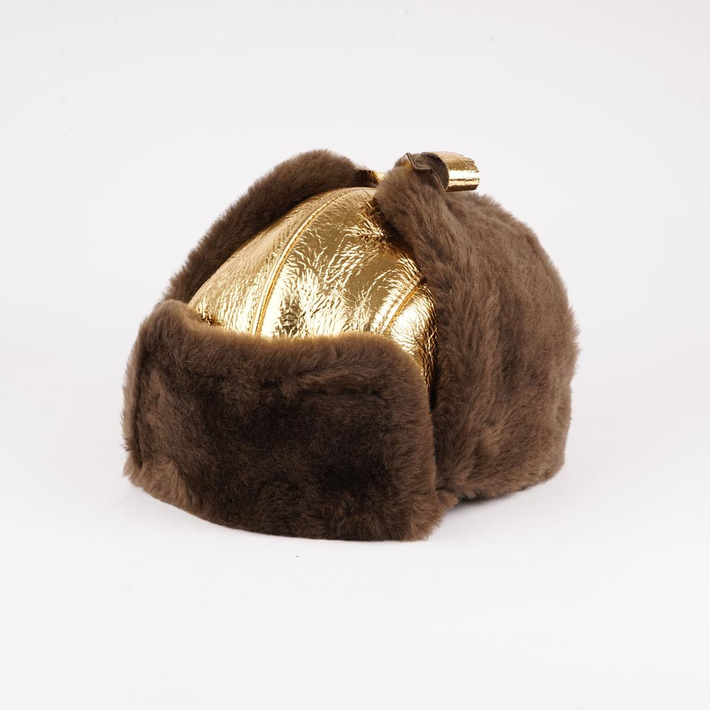 The unique design of the Zhuomala One Side Shearling Hat features a one-sided shearling construction, ensuring both warmth and a distinctive flair. The natural insulating properties of Australian sheepskin make this hat a reliable companion against the winter chill, providing a cocoon of coziness for your head and ears.