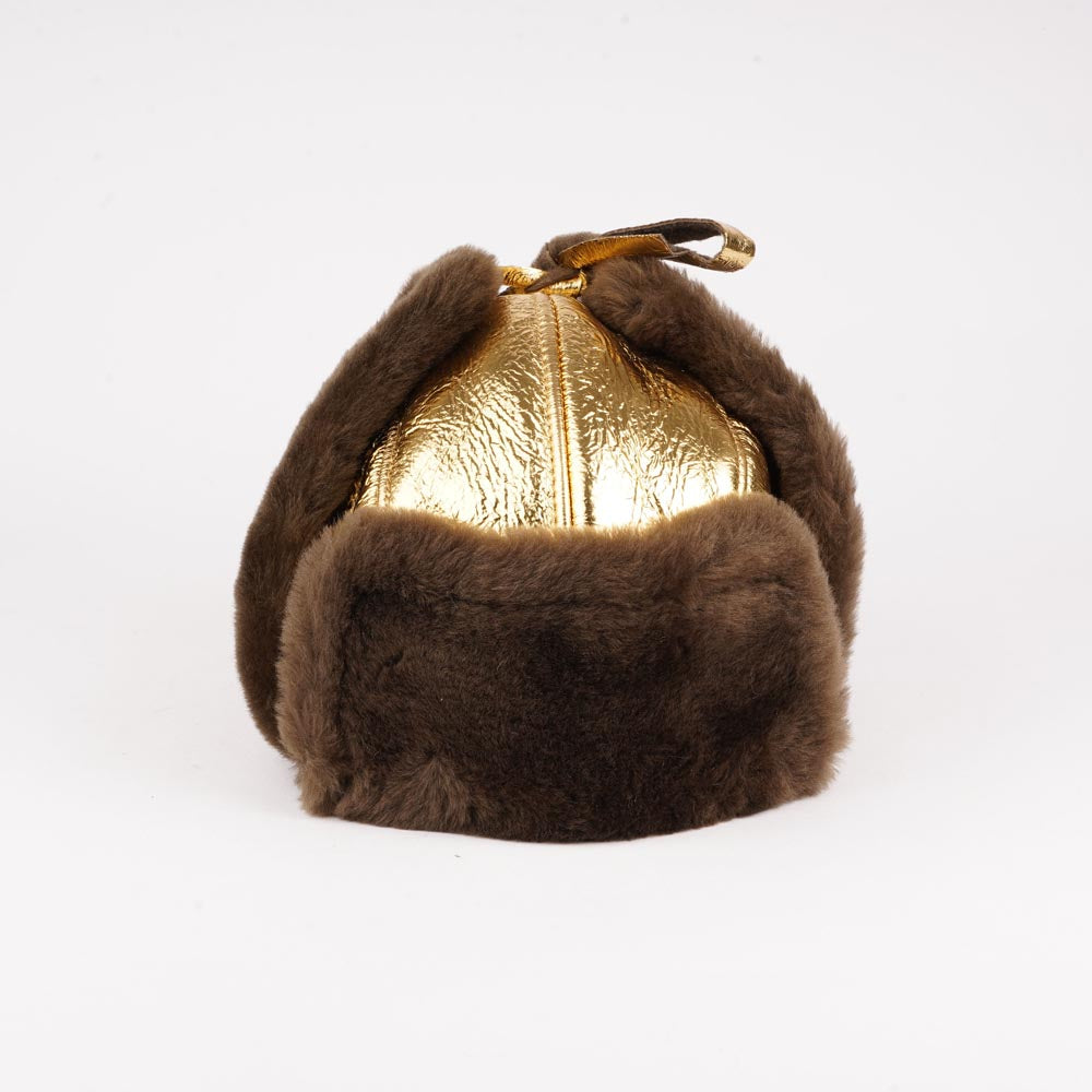 The unique design of the Zhuomala One Side Shearling Hat features a one-sided shearling construction, ensuring both warmth and a distinctive flair. The natural insulating properties of Australian sheepskin make this hat a reliable companion against the winter chill, providing a cocoon of coziness for your head and ears.